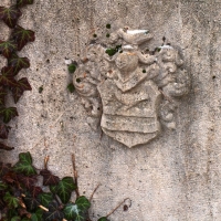 A pásztovai Komócsyak címere a sírbolt felületén. (Fotó: Damásdi Z.)