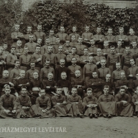 A kis- és nagyszeminárium hallgatói a 20. század elején. Alulról a második sor a tanári kar, ahol balról a második Komócsy István.