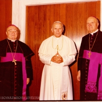 Cserháti József pécsi megyéspüspök (bal), II. János Pál pápa (közép) és Belon Gellért pécsi segédpüspök (jobb). (Róma, é. n.)