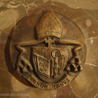 A síremléken található püspöki címer.